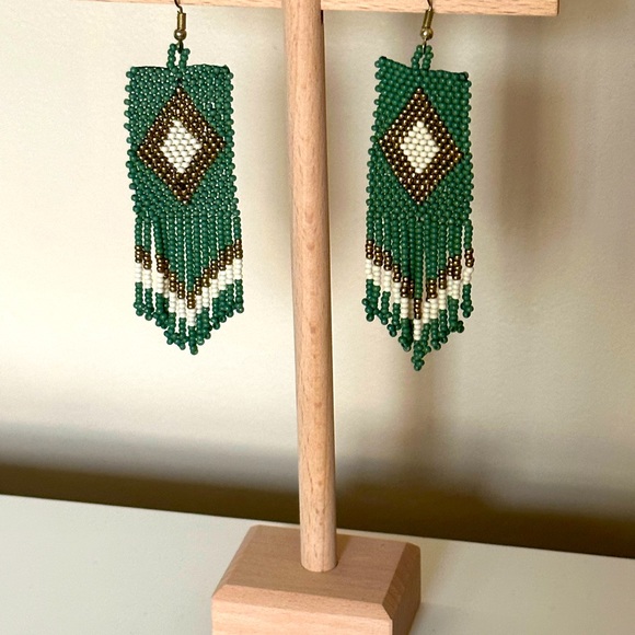 Green, gold and white beaded earrings - Picture 3 of 5